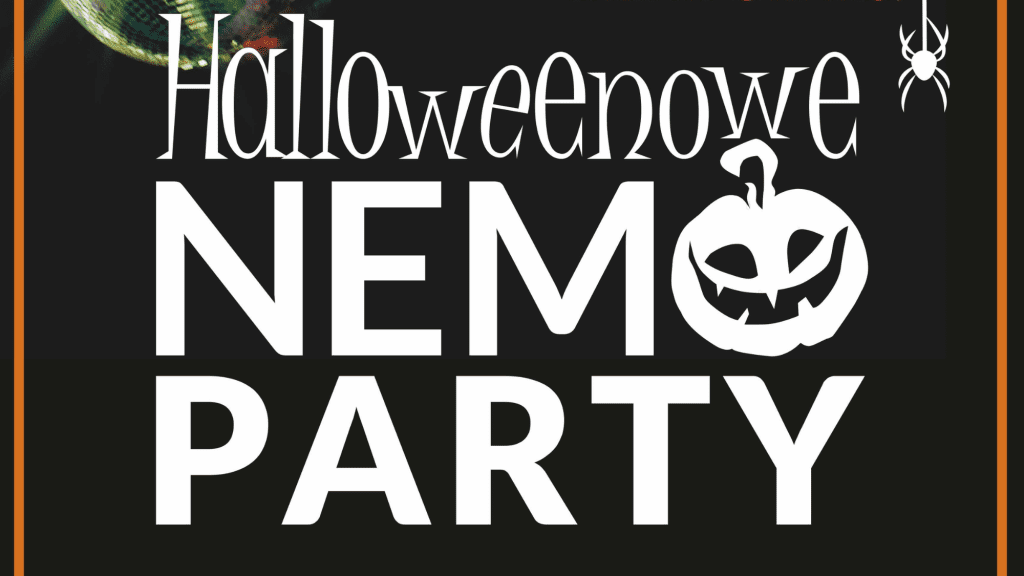 pozioma grafika promująca halloweenowe nemo party. pomarańczowa ramka, czarne tło i biały napis: Halloweenowe - cienką, kojarzącą sie z halloween czcionką, oraz Nemo party, literkę o zastępuje wydrązona uśmiechajaca sie dynia. W prawym górnym rogu jest pajączek na pajęczynie.